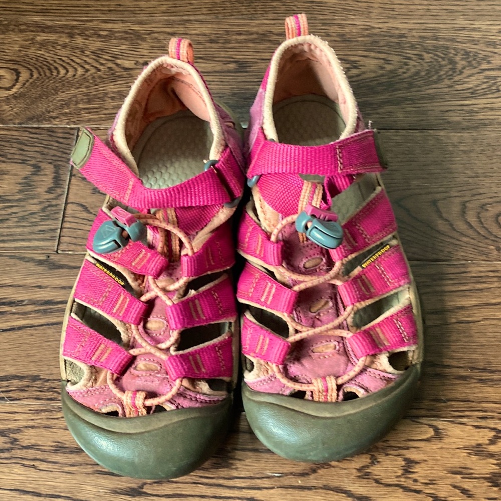 Kids pink keens